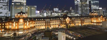 オレンジに染まる東京駅 ライトアップに歓声