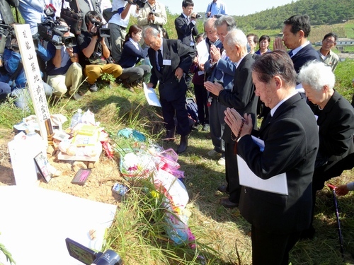 平壌郊外の日本人墓地、遺族が初の墓参り