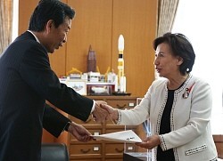 改造内閣が本格始動＝田中文科相「尊敬される人つくる」