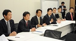 維新:橋下氏遠隔操作、議員に戸惑い 人気頼み対立できず