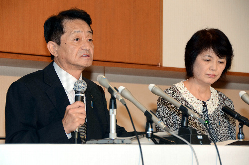 会見する地村保志さん（左）と富貴恵さん＝福井県小浜市役所