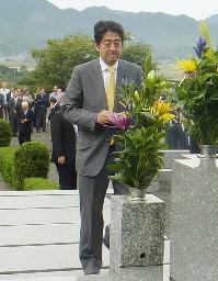 安倍総裁が亡き父の前で「政権奪還」へ決意新たに(12/10/06)