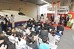 長野新幹線15年「記念号」 長野駅から運行