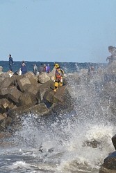 波にさらわれた小３発見、死亡を確認 北海道