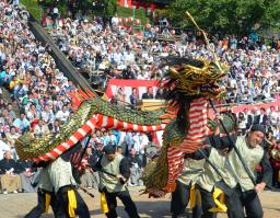 モッテコーイ！２０１２:長崎くんち踊町 勇壮、華やかに開幕 豪快な曳物、観客魅了 ／長崎