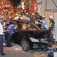 上野で乗用車が歩道乗り上げ、歩行者６人が負傷