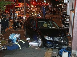 交通事故:車が歩道に乗り上げ、歩行者６人けが…上野