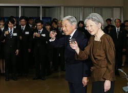 天皇陛下の喜寿祝う茶会