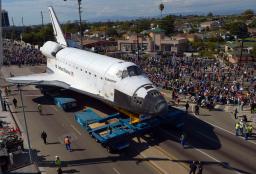 米スペースシャトル「エンデバー」、ロス市街地を移動 市民に最後の雄姿