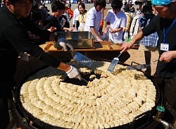 雑記帳:復興支援で餃子万博…２８店舗が集う 福島競馬場