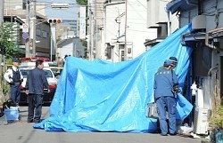 尼崎ドラム缶遺体:事件関係者の家の床下で１人の遺体発見