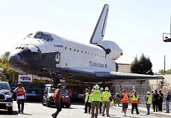 スペースシャトル:「エンデバー」多くの人に見守られロス市街を移動