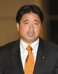 下地担当相 日本郵政株「３年で上場を」