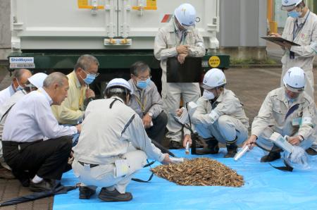 東日本大震災:がれき、４市で本格受け入れ 放射線測定で緊張の中 ／静岡