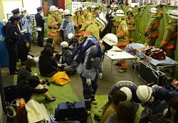 地下鉄車内で缶破裂:洗剤散り乗客１４人けが…丸ノ内線