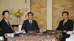 [３党首会談] 不毛な議論に終止符を