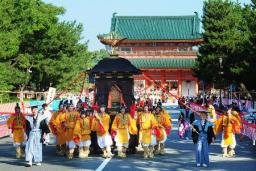 秋晴れの京都で時代祭 黄金の鳳凰像も