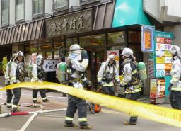 札幌のビル地下でボンベ爆発、２人けが