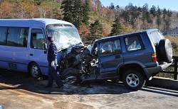 峠でマイクロバスとRV車が正面衝突…2人死亡