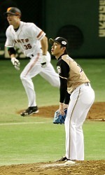 日本シリーズ:巨人、１４安打の猛攻で初戦制す