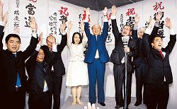 石井氏、大差で３選 富山知事選