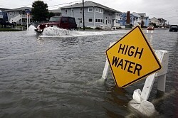 食糧、水買い求める市民でごった返す 米東部ハリケーン接近