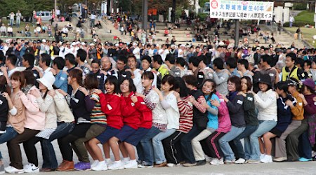 人間空気いす:大野城市制４０周年 １３１８人参加、１回で成功しギネス認定へ ／福岡