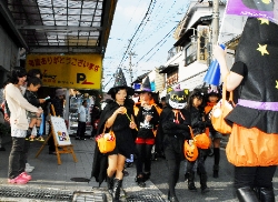 ２００人が仮装行列 みなべ町の商店街でハロウィーン催し