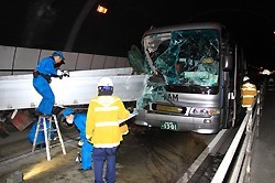 観光バスとトラック衝突＝運転手重傷、乗客ら１１人軽傷－長野