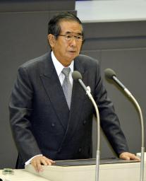 石原知事辞任:「マイ・ウェイ」演奏の中、都庁を去る