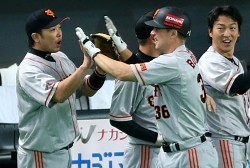 巨人が日本一に王手、１０点奪い圧勝