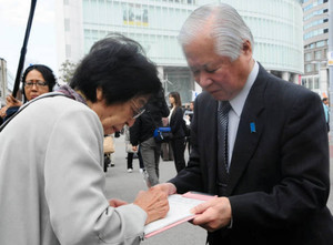 北朝鮮拉致 早期救出へ署名活動 横田さん夫妻ら川崎などで