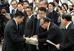 迷走６日…田中文科相、３大学の開校認可を決裁