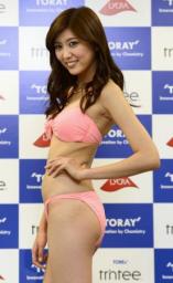 ２０１３年東レ水着キャンペーンガールの岩崎名美さん＝８日、東京都中央区