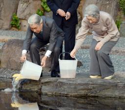 両陛下、コイの幼魚50匹を放流 皇居の池に