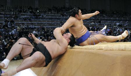 新横綱日馬富士に早くも土 九州場所、３２連勝で止まる