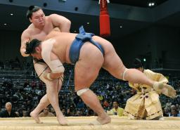 白鵬５連勝 稀勢の里は１敗…九州場所５日目