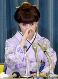 森光子さんのひつぎに「放浪記」台本納める