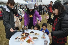 「カレーの土浦」２万８０００人舌鼓