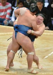 大相撲九州場所:速さ桁外れ 白鵬２５回目の中日給金直し