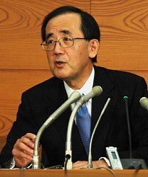 日銀総裁:安倍氏に反論 物価目標「３％は非現実的」