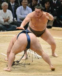 日馬富士、２敗目 白鵬は初黒星！両横綱敗れる波乱…九州場所１１日目