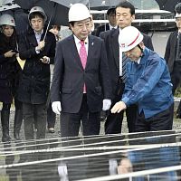 野田首相が風力・太陽光発電所を視察