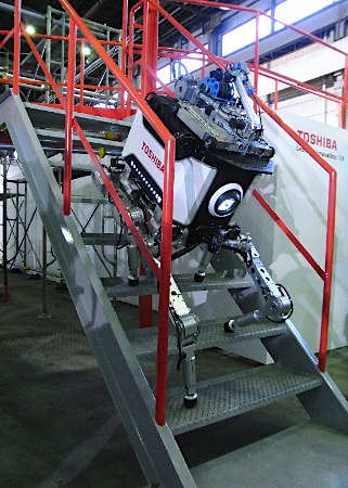 東芝、福島第一原発での作業向けに4足歩行ロボットを開発