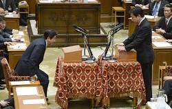 安住氏、週明けの党首討論を主張 「解散宣言」時の再現狙う？