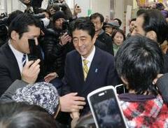 首相、金融政策を争点化 安倍氏は持論修正