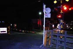 踏切内にいた２人、電車にはねられ死亡