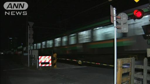 電車にはねられ男女死亡 踏切内には砂糖など散乱