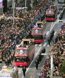 巨人が銀座で優勝パレード、沿道に３８万人