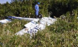 小型機ひっくり返り女性けが 鹿児島